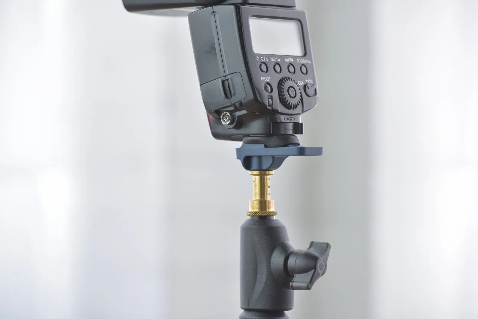 Frio V2 Universal Locking Cold Shoe Mount