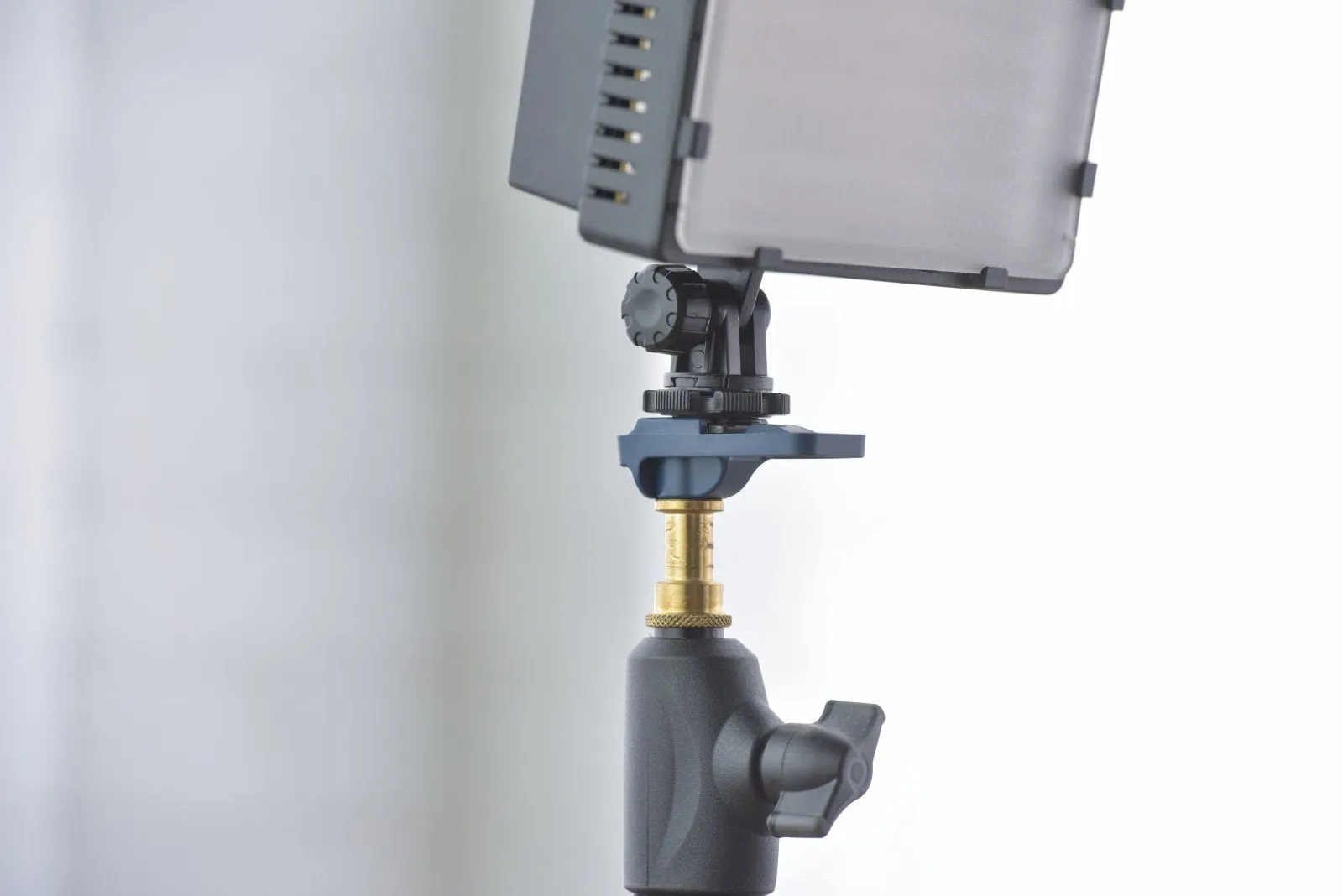 Frio V2 Universal Locking Cold Shoe Mount