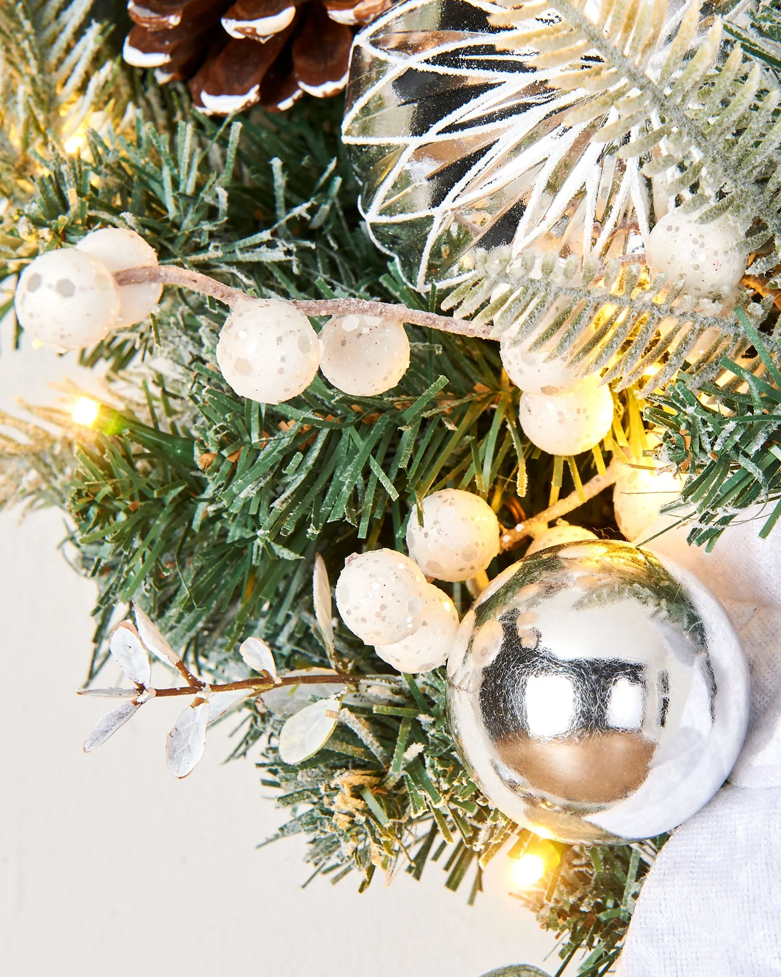 Pre-Lit Decorated Frosted Wreath, White/Silver, 60 cm